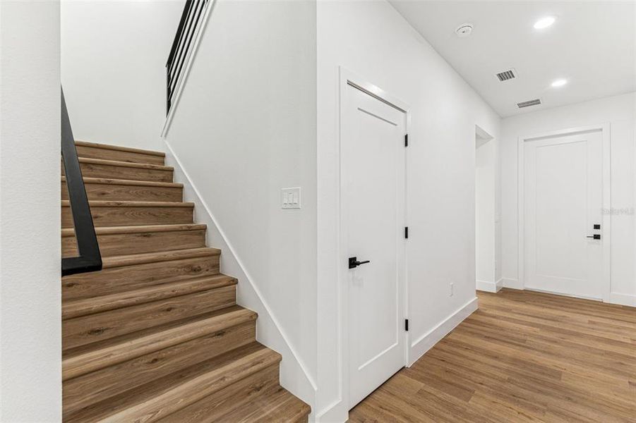 Spacious, unfurnished interior of a new home in , Tampa (Image 23).