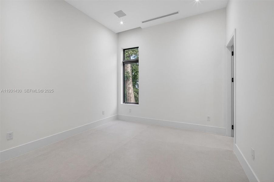 Spacious, unfurnished interior of a new home in , Miami (Image 25).