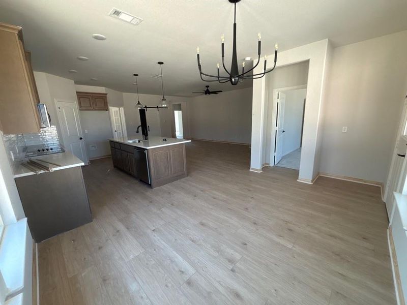 Spacious, unfurnished interior of a new home in Waterford Park, Weatherford (Image 6).