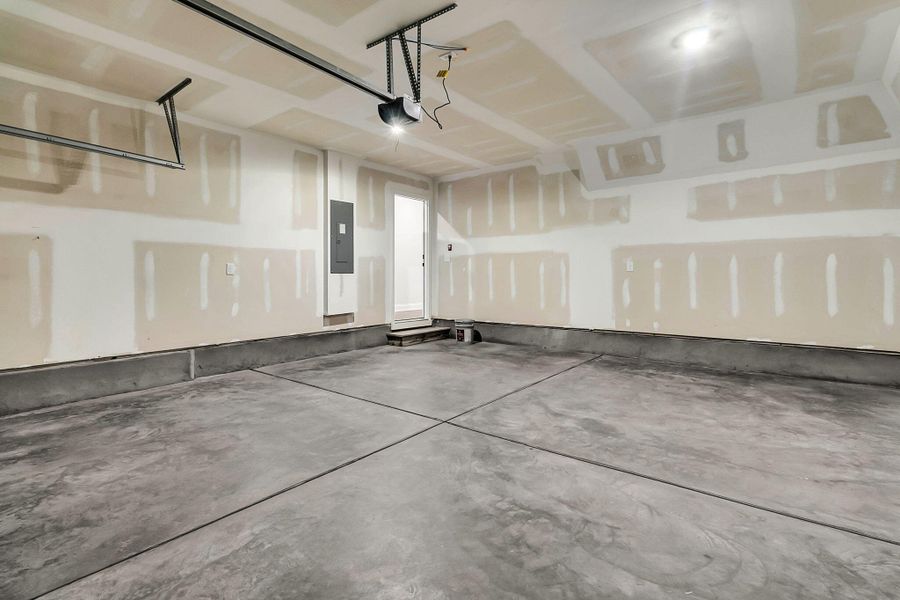 Spacious, unfurnished interior of a new home in Tidewater at Lakes of Cane Bay, Summerville (Image 9).