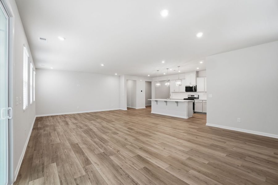 Spacious, unfurnished interior of a new home in Waxhaw Landing, Monroe (Image 11).