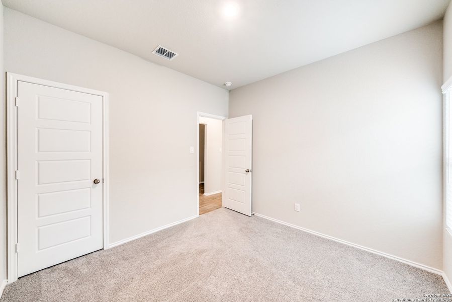 Spacious, unfurnished interior of a new home in Legend Pond, New Braunfels (Image 18).