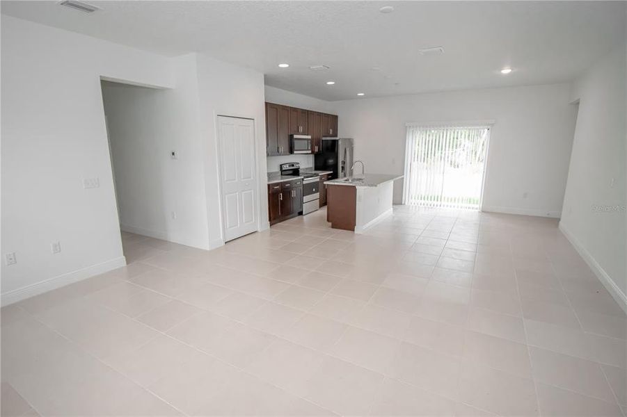 Spacious, unfurnished interior of a new home in , Citrus Springs (Image 11).
