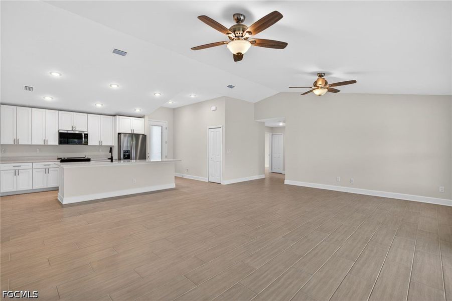 Spacious, unfurnished interior of a new home in Cape Coral, Cape Coral (Image 30).
