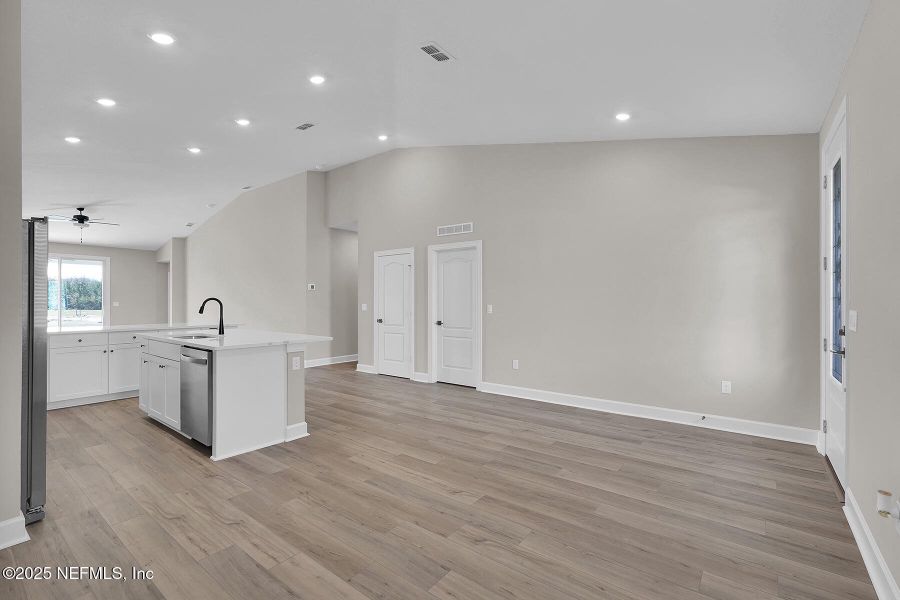 Spacious, unfurnished interior of a new home in Jennings Farm, Middleburg (Image 14).