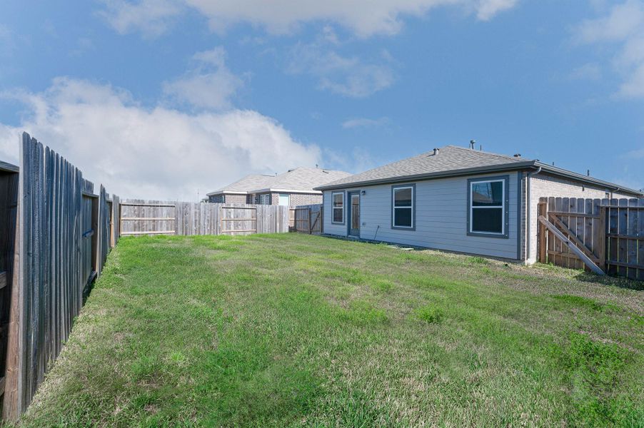 Exterior details and patio area of a home in , Texas City (Image 21).