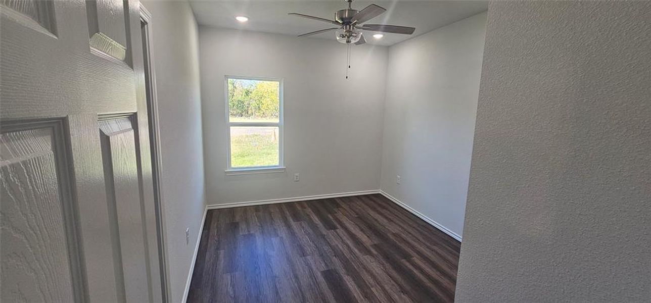 Unfurnished room featuring dark wood finished floors, a textured wall, a ceiling fan, and recessed lighting