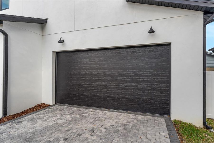 Exterior details and patio area of a home in , Orlando (Image 2).