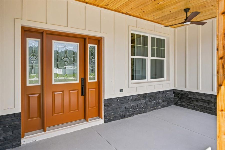 Exterior details and patio area of a home in , Dunnellon (Image 3).