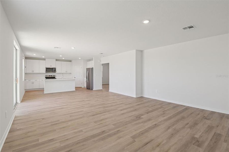Spacious, unfurnished interior of a new home in Hilltop Vistas, Dade City (Image 16).