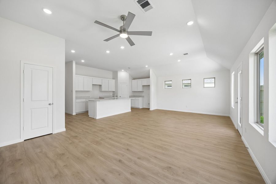 Spacious, unfurnished interior of a new home in Riviera Pines, Huffman (Image 19).