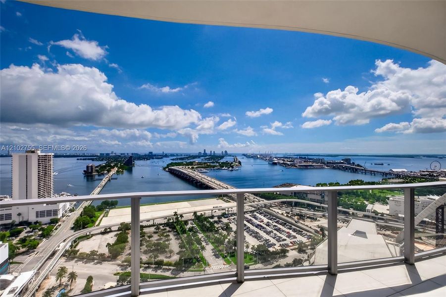 Condo located in Miami, FL showcasing its design and architecture (Image 33).
