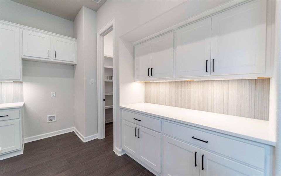 Furnished interior view inside a new home in Heath Golf & Yacht Club, Forney (Image 11).