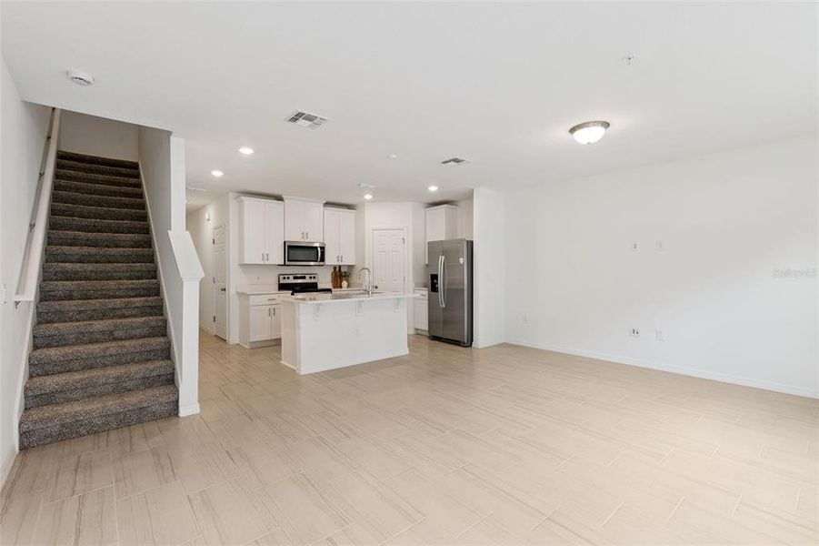 Spacious, unfurnished interior of a new home in , Orlando (Image 16).