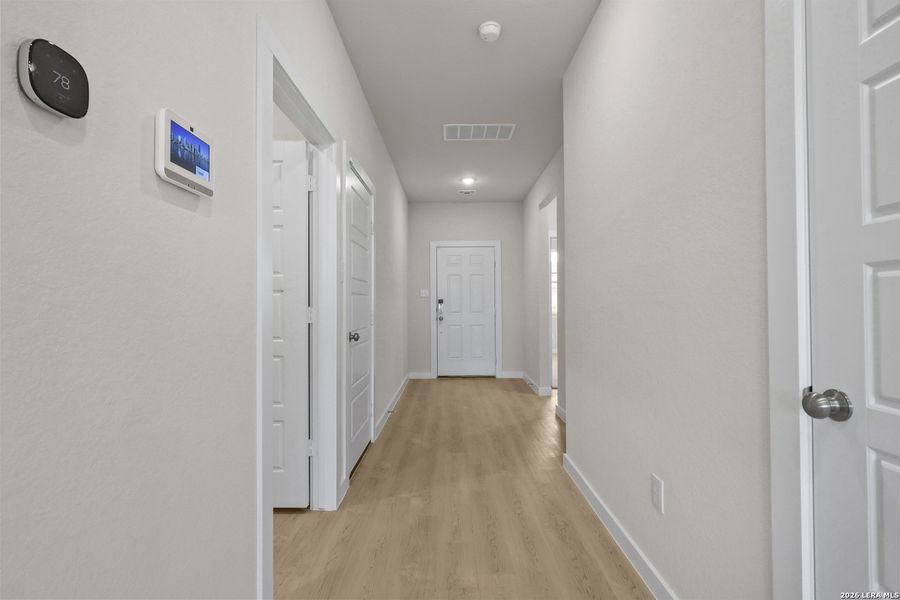 Spacious, unfurnished interior of a new home in Cinco Lakes, San Antonio (Image 25).