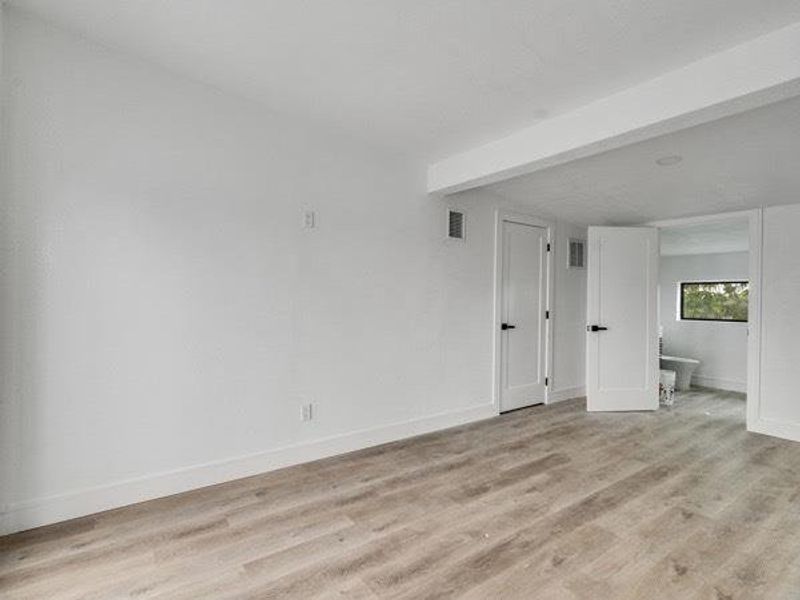 Spacious, unfurnished interior of a new home in , Houston (Image 38).