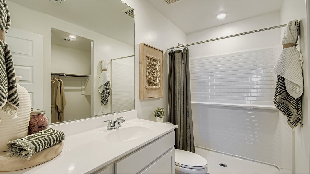 2569 Lilac Owners Bath 1of2 F1 Base2 2569 Lilac Owners Bath 1of2 F1 Base2