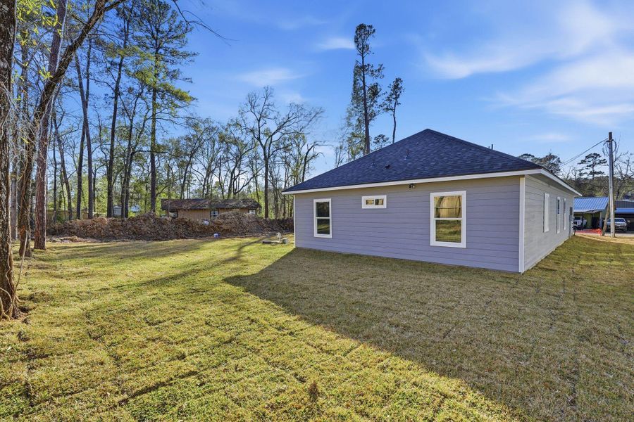 Exterior details and patio area of a home in , Willis (Image 20).