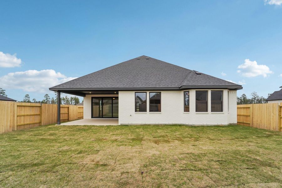 Exterior details and patio area of a home in Evergreen 55', Conroe (Image 3).