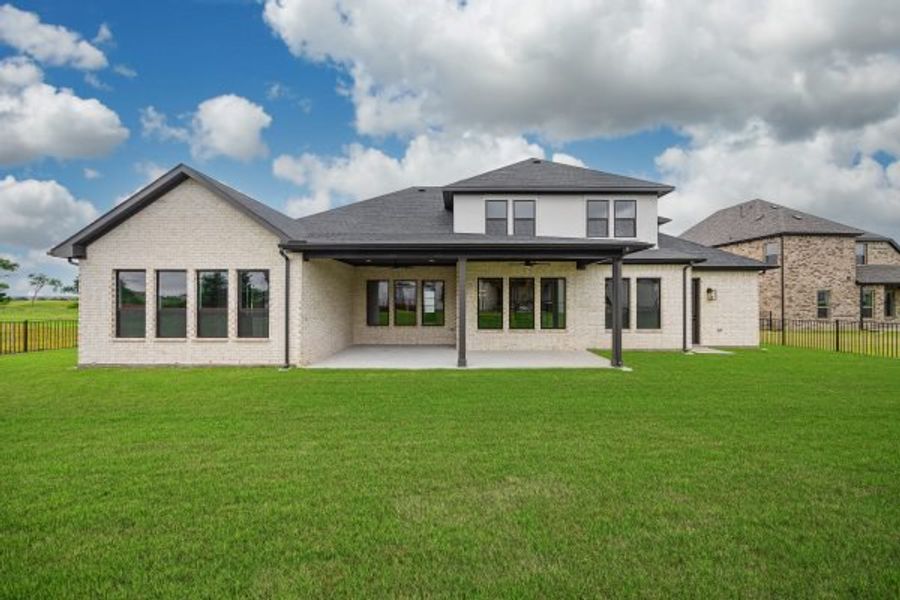Exterior details and patio area of a home in Heath Golf and Yacht Club, Heath (Image 4).