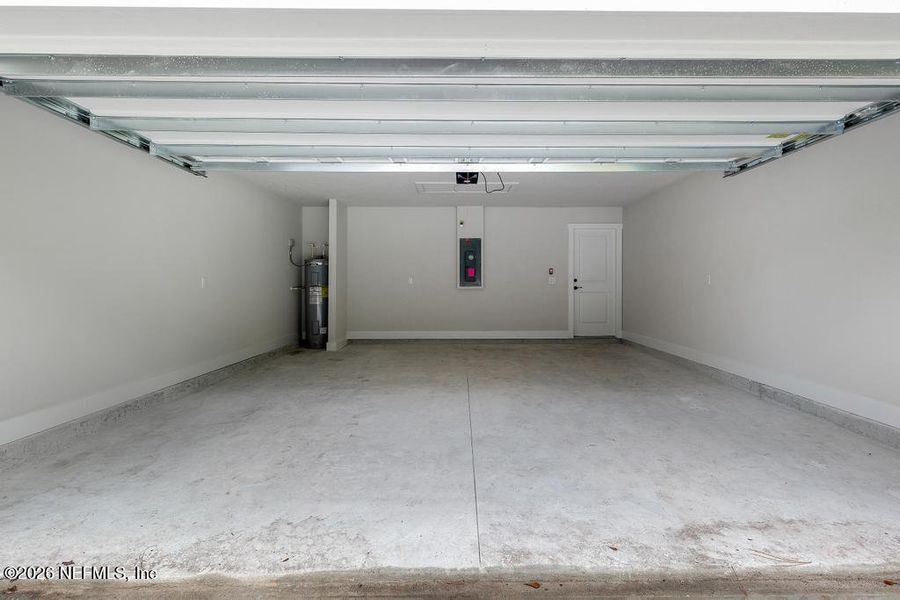 Spacious, unfurnished interior of a new home in , Jacksonville (Image 26).