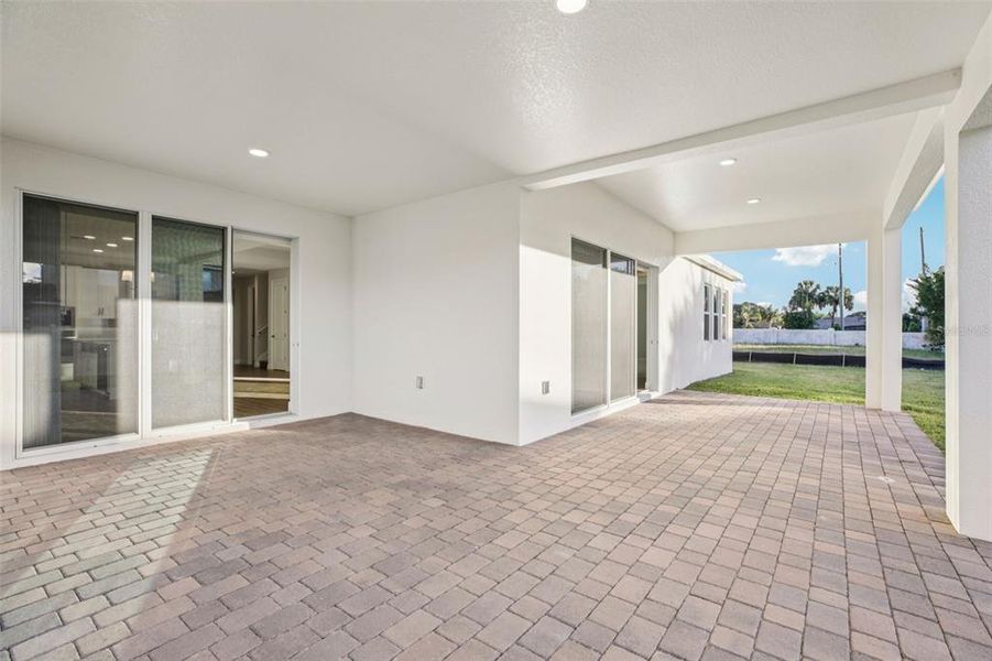 Exterior details and patio area of a home in Hawk's Overlook, Oviedo (Image 30).
