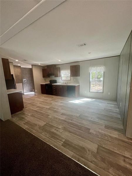 Spacious, unfurnished interior of a new home in , Florahome (Image 12).