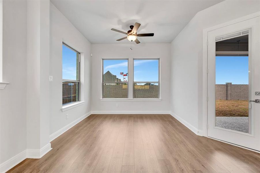 Spacious, unfurnished interior of a new home in Myrtle Creek, Waxahachie (Image 25).