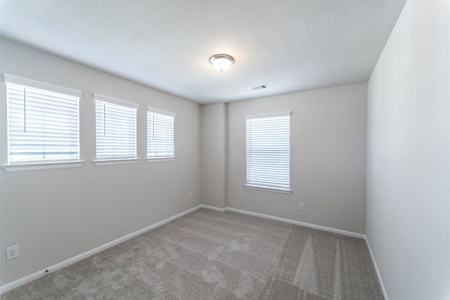 Spacious, unfurnished interior of a new home in Canterra Creek, Rosharon (Image 20).
