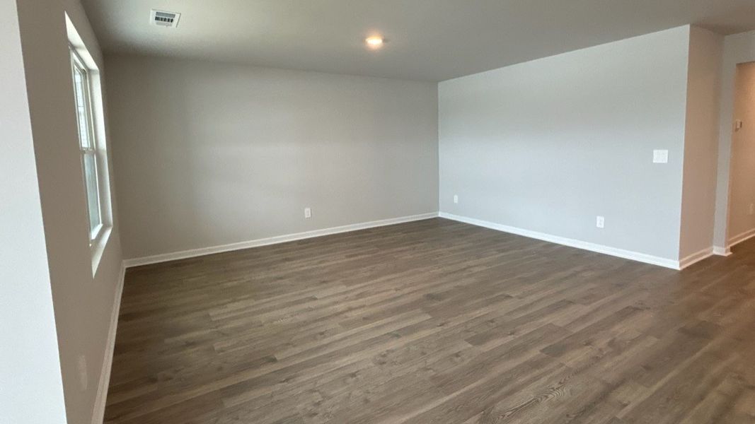 Representative unfurnished interior of a home built from the ARIA by D.R. Horton in Savannah Lakes, Lewisburg (Image 34).