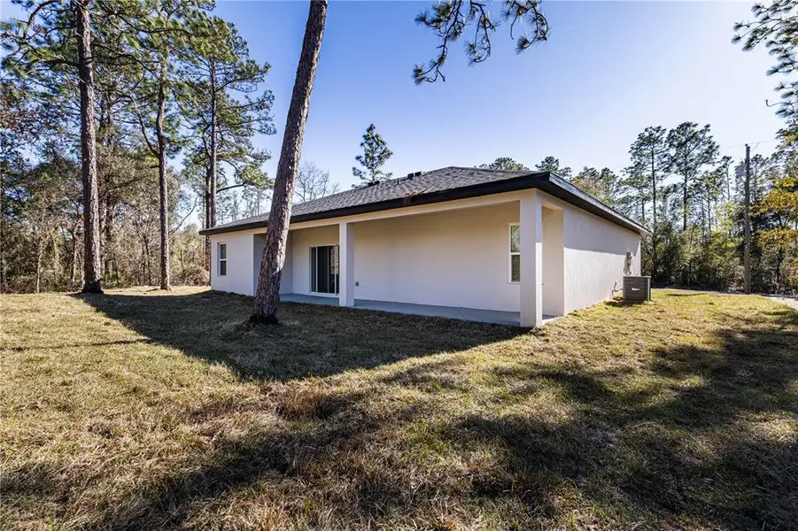 Exterior details and patio area of a home in , Citrus Springs (Image 3).
