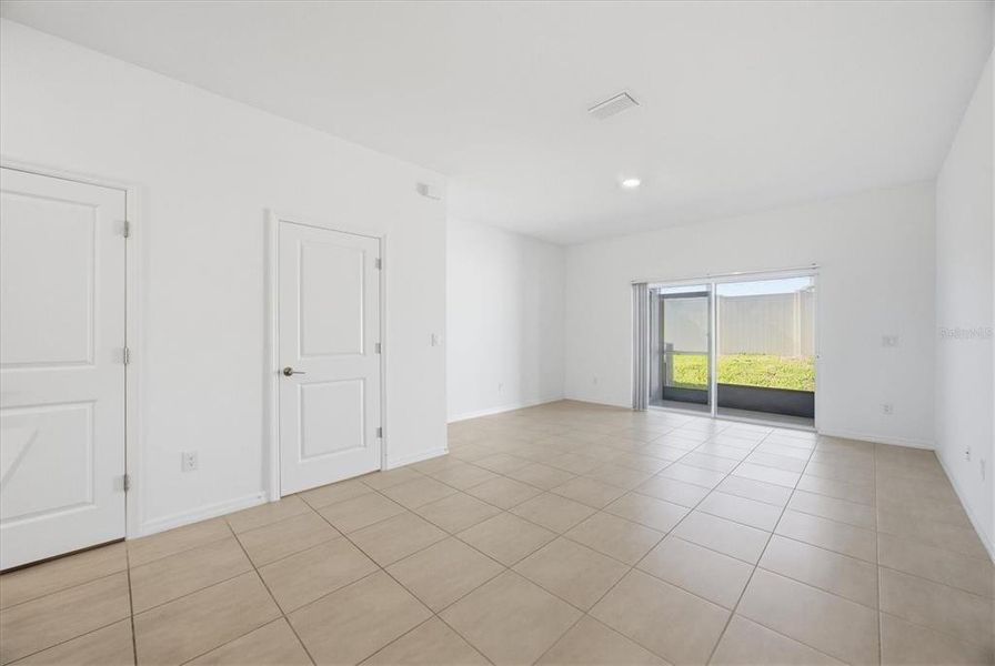 Spacious, unfurnished interior of a new home in , Sarasota (Image 16).