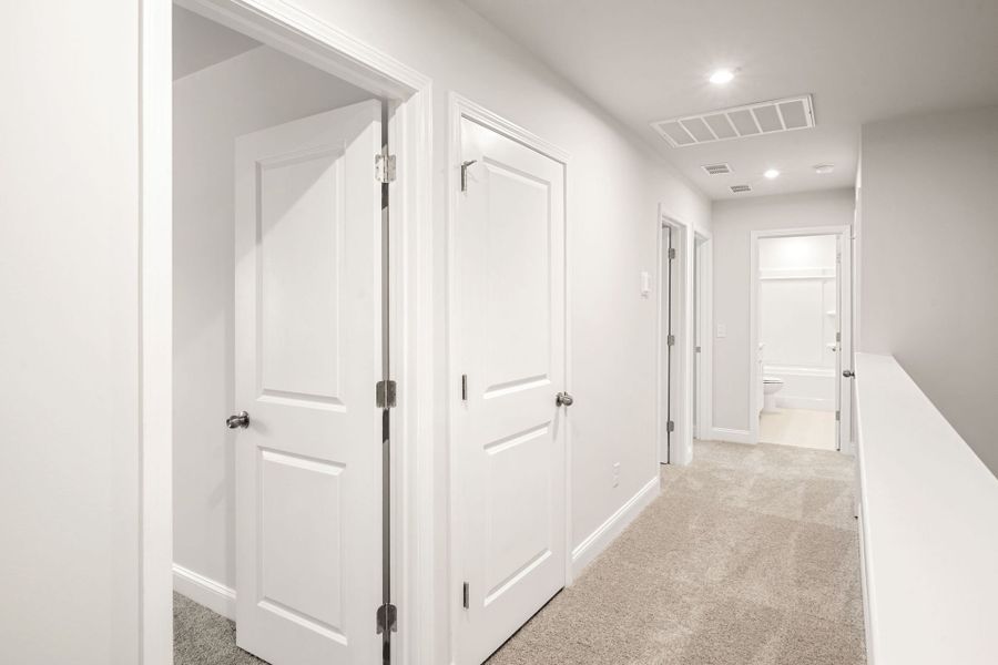 Spacious, unfurnished interior of a new home in Waterways, Richmond Hill (Image 16).