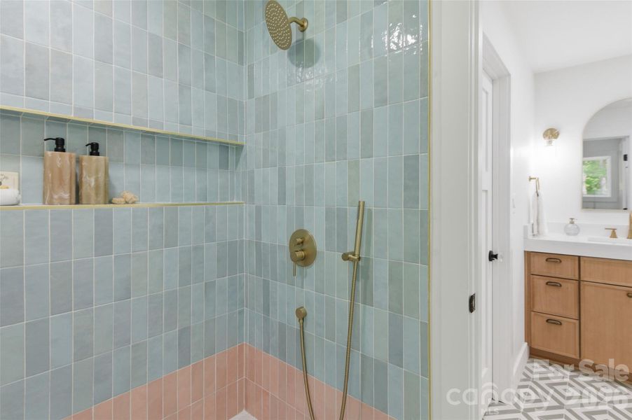 Customizable Full Bath