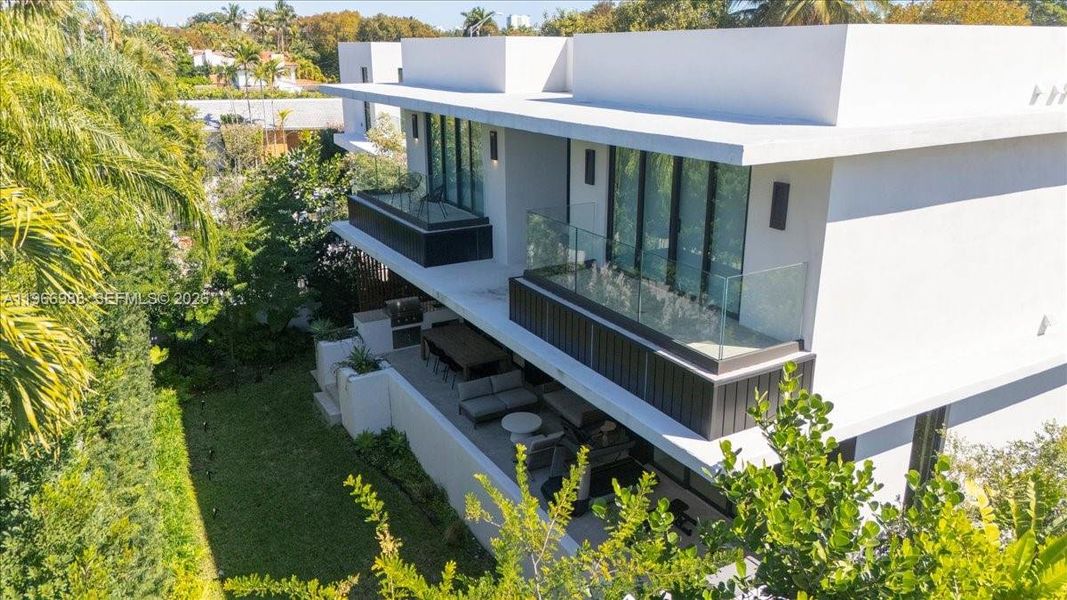 Condo located in Miami Beach, FL showcasing its design and architecture (Image 6).