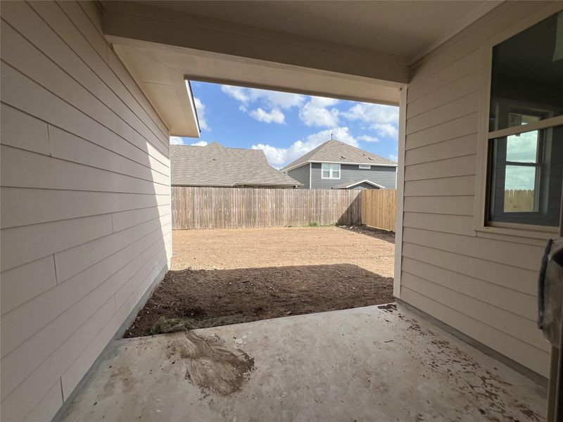 Exterior details and patio area of a home in Rolling Glen, Hutto (Image 7).