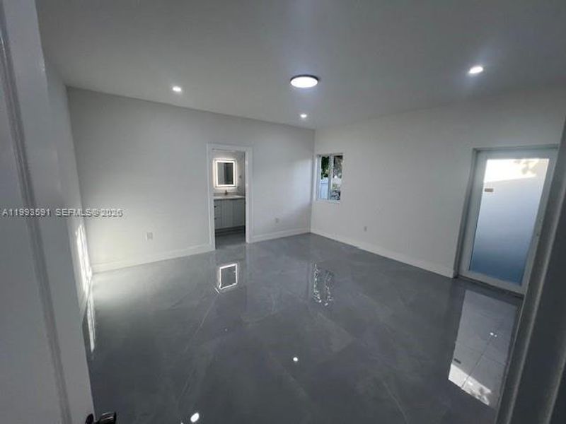 Spacious, unfurnished interior of a new home in , Miami (Image 27).