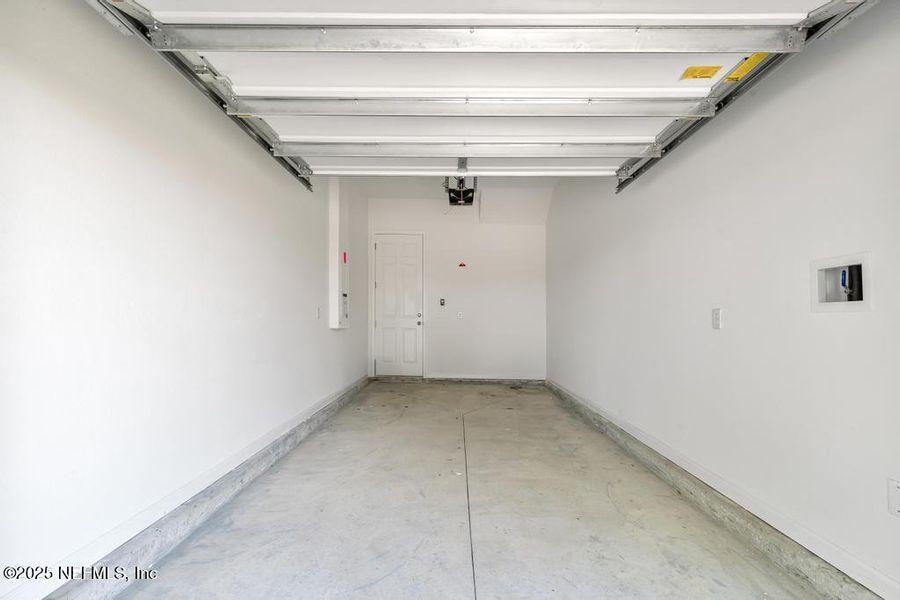 Spacious, unfurnished interior of a new home in , Jacksonville (Image 30).