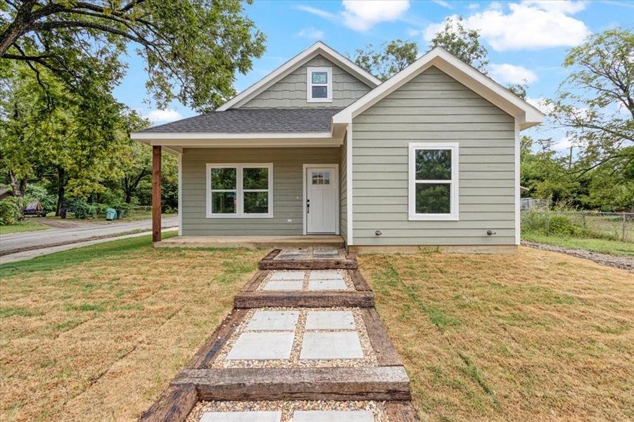 Bungalow featuring a front lawn