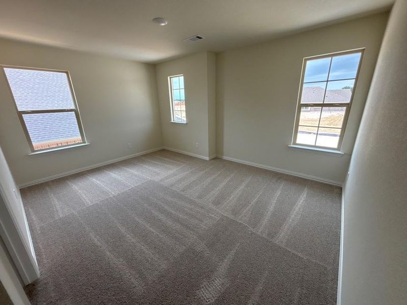 Spacious, unfurnished interior of a new home in Waterford Park, Weatherford (Image 10).