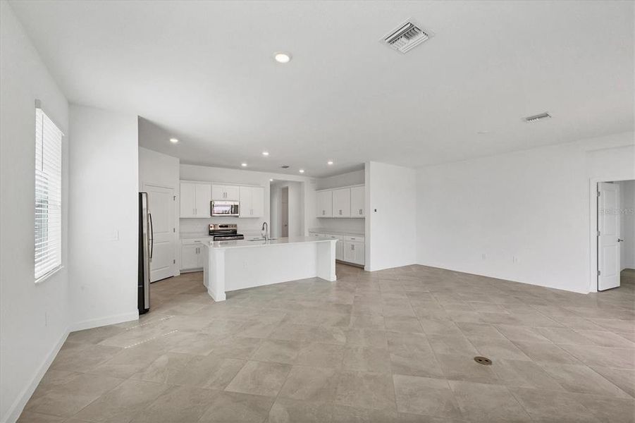 Spacious, unfurnished interior of a new home in , Port Charlotte (Image 24).