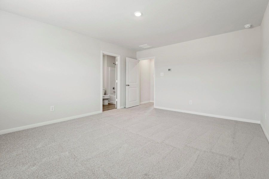 Spacious, unfurnished interior of a new home in Cypress Trails at Bauer Landing, Hockley (Image 9).