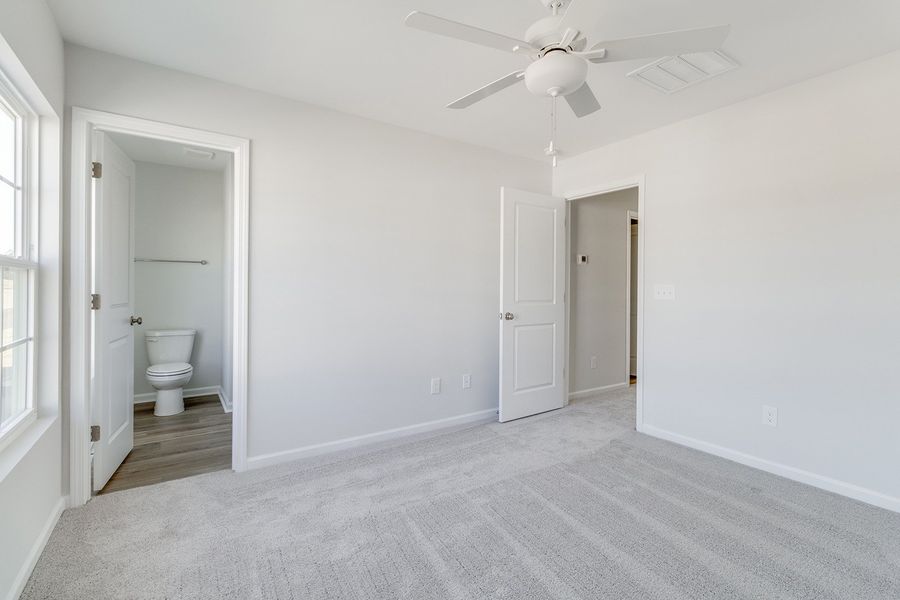 Spacious, unfurnished interior of a new home in Astoria, Columbia (Image 23).