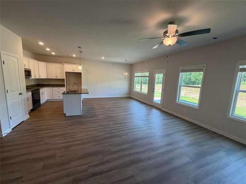 Spacious, unfurnished interior of a new home in , Eastanollee (Image 12).