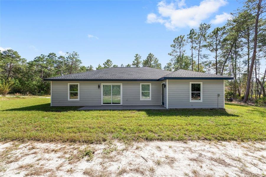 Exterior details and patio area of a home in , Dunnellon (Image 3).