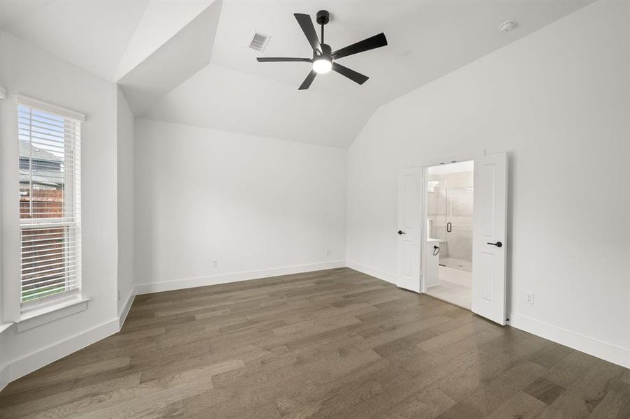 Spacious, unfurnished interior of a new home in Llano Springs, Fort Worth (Image 24).