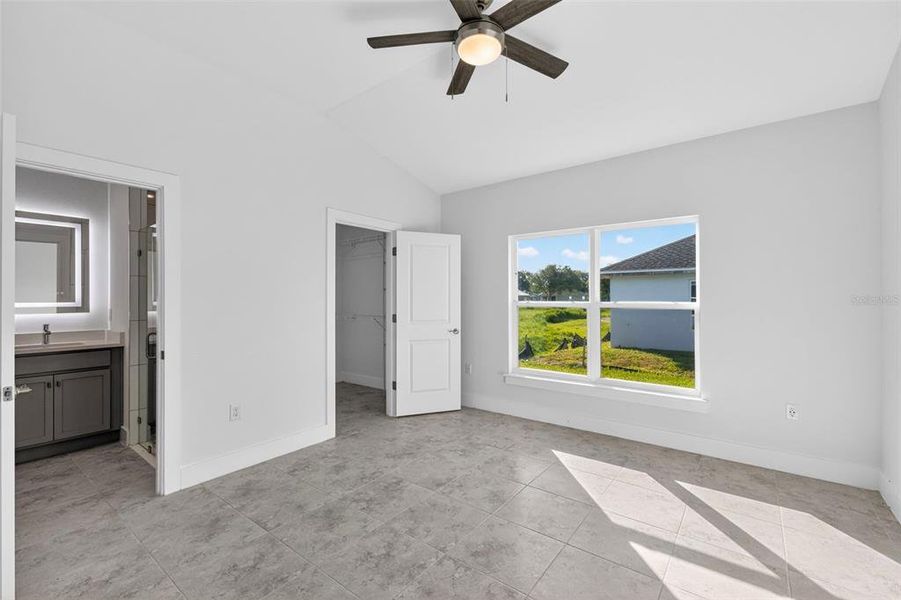 Spacious, unfurnished interior of a new home in , Port Charlotte (Image 15).