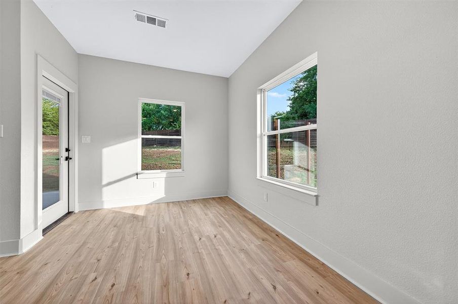 Spacious, unfurnished interior of a new home in , Sherman (Image 15).
