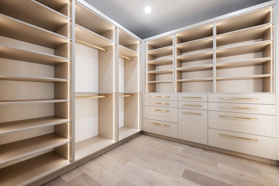 GUEST SUITE CLOSET