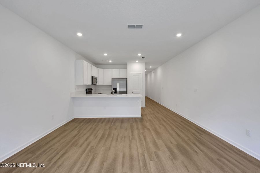 Spacious, unfurnished interior of a new home in Kasen Oaks, Jacksonville (Image 27).